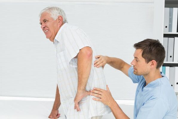 Пожилые пациенты с болями в спине на приеме у врача